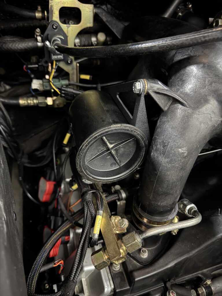 Vacuum tank bracket